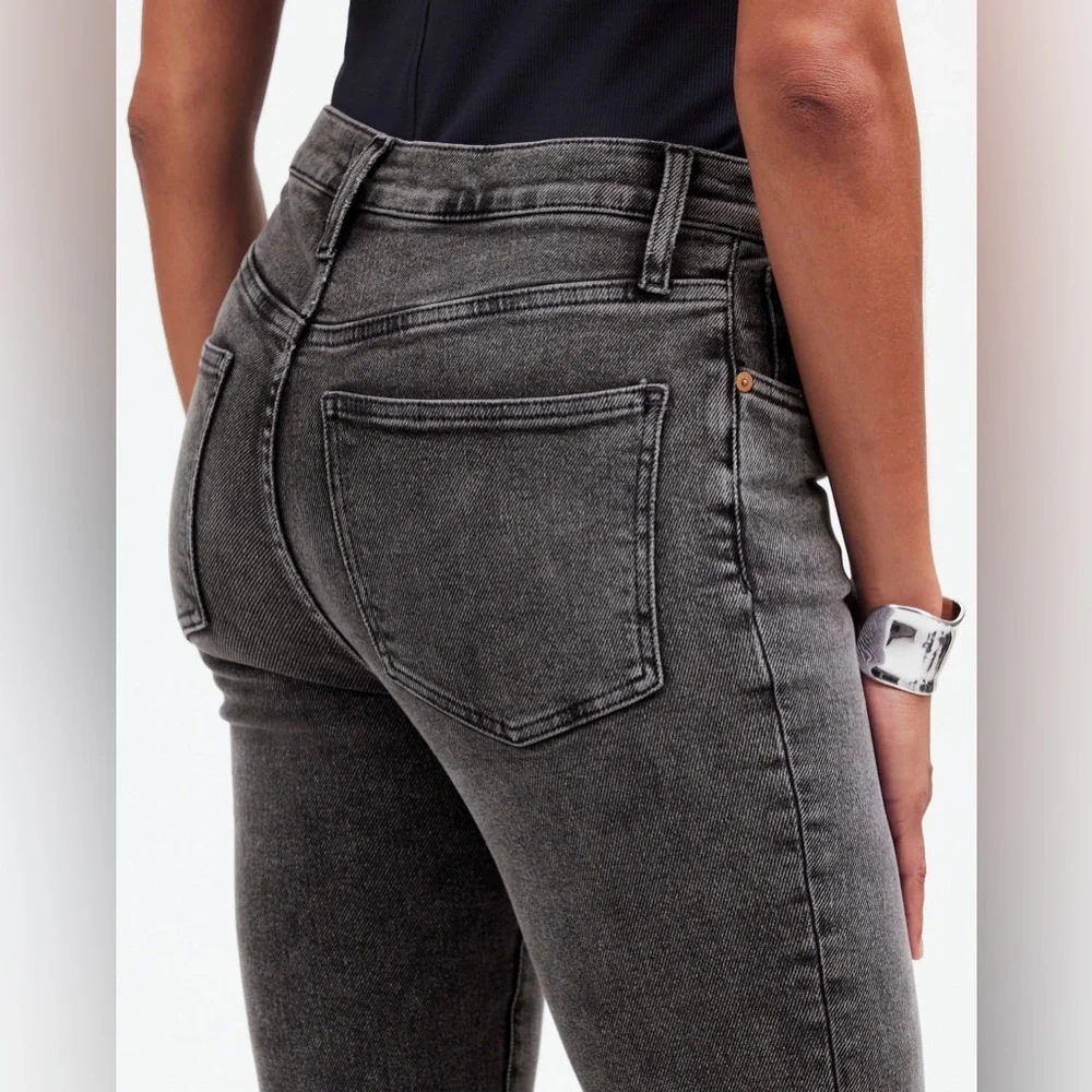 EUC Madewell Kick Out Full-Length Jeans 25 - small tear back